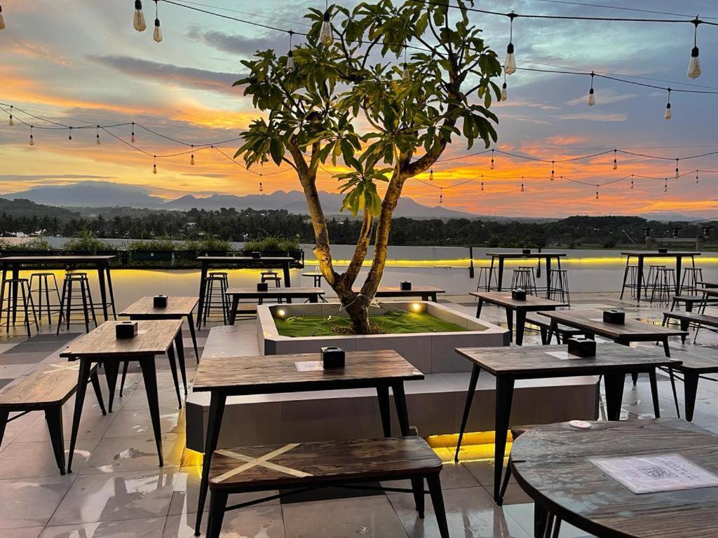 Kaloka Airport Hotel Sumbawa Besar Eksteriør billede