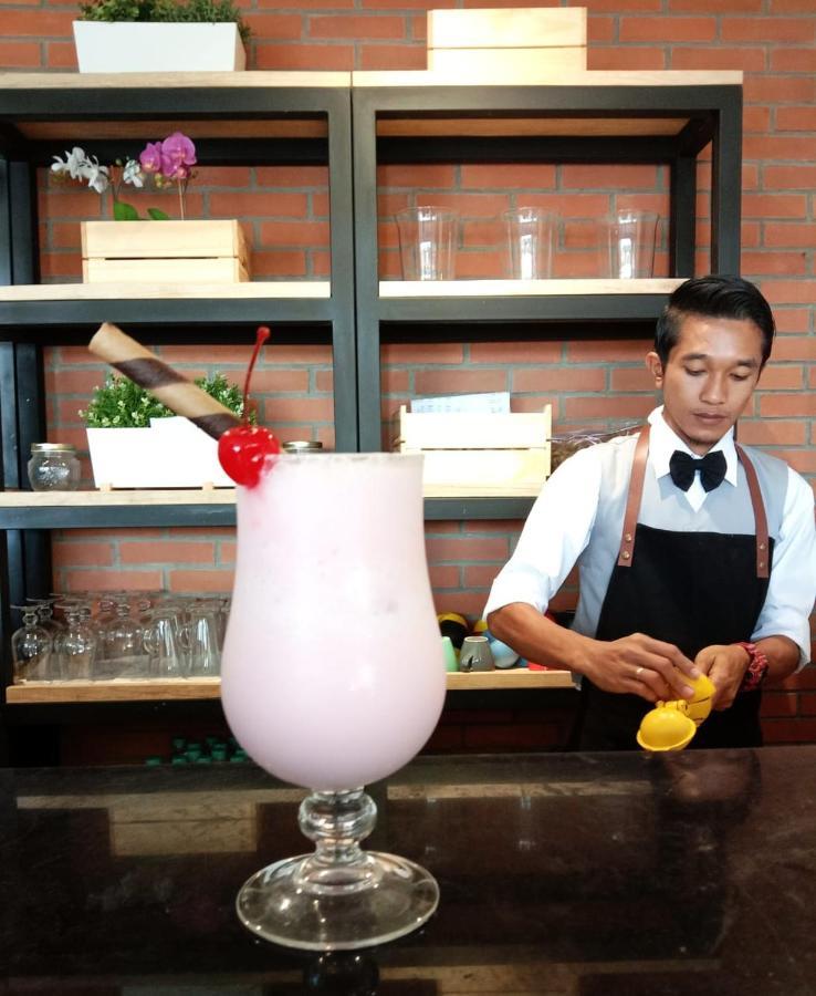 Kaloka Airport Hotel Sumbawa Besar Eksteriør billede